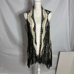 590. Women’s Daytrip green, white & grey and Fringe Crochet Vest (L)